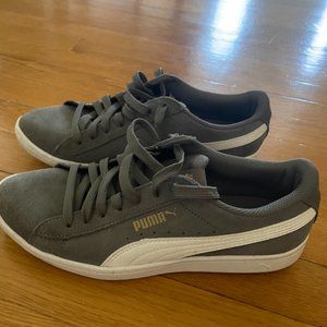 EUC Barely Worn PUMA Women's Suede Classic Sneaker Dark Gray and White  7.5